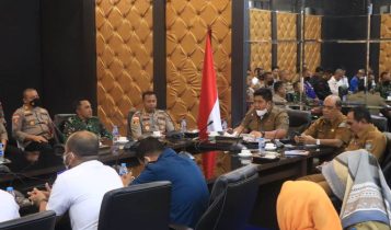 Bupati Bintan Roby Kurniawan bersama pejabat lainnya saat memimpin rapat koordinasi bersama lintas sektoral jelang Natal dan Tahun Baru di Ruang Rapat II Kantor Bupati Bintan, Selasa (20/12/2022). (Foto: Hasura)