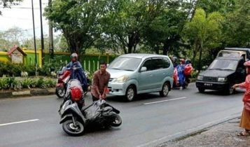 Sejumlah Motor Terjatuh di Jalan DI. Panjaitan Tanjungpinang Sejumlah motor terjatuh di Jalan DI. Panjaitan Tanjungpinang akibat tumpahan minyak. (Foto: Unggahan Imam Mazani di Facebook)