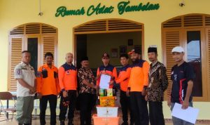 Sekda Kepri Adi Prihantara menyerahkan bantuan korban Banjir di Natuna, Penyerahan Bantuan korban Banji juga dilakukan BPBD kepada Camat Tambelan,