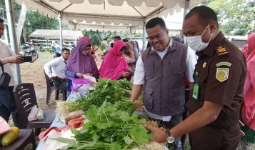 Bintan Gelar Pasar Murah Dengan Harga Yang Diklaim Lebih Murah Sekda Bintan Rony Kartika saat meninjau stand hasil panen petani Bintan di halaman kantor DKPP Bintan Timur, Rabu (25/1/2023). (Foto: Hasura)