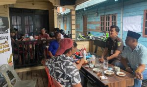 Kepala Cabang Kejaksaan Negeri Natuna di Tarempa melaksanakan program Jaksa Menjawab (JM) untuk memberikan masyarakat pengetahuan tentang hukum sekaligus menjadikan jaksa dekat dan menjadi teman curhat masyarakat, di kedai Kopi Mak Alang, Kamis (26/1/2023). (Foto: Istimewa)