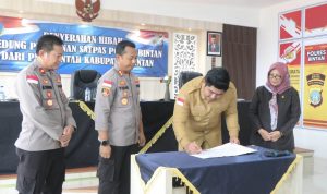 Bupati Bintan Roby Kurniawan, menandatangani berita acara dan NPHD penyerahan barang hibah daerah ke Kapolres Bintan. (Foto: Hasura)