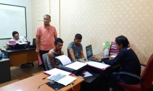 Kanit Jatanras Satreskrim Polresta Tanjungpinang, Ipda Freddy Simanjuntak bersama penyidik saat memeriksa kedua pelaku