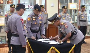 Irjen Pol Tabana Bangun menandatangani berita acara pengambilan sumpah usai dilantikan Kapolri sebagai Kapolda Kepri di Rupatama Mabes Polri Jalan Trunojoyo, Jakarta Selatan, Kamis (26-01-2023)