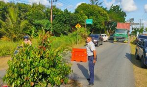 Antisipasi kecelakaan di jalan ambruk di Km 21 Bintan, Dishub Bintan beri rambu penanda. (Foto: Hasura).