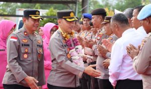 Kapolres baru AKBP Riky Ismoyo di sambut dengan pedang Pora dan Pengalungan bunga, di Polres Bintan.