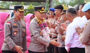 Kapolres baru AKBP Riky Ismoyo di sambut dengan pedang Pora dan Pengalungan bunga, di Polres Bintan.
