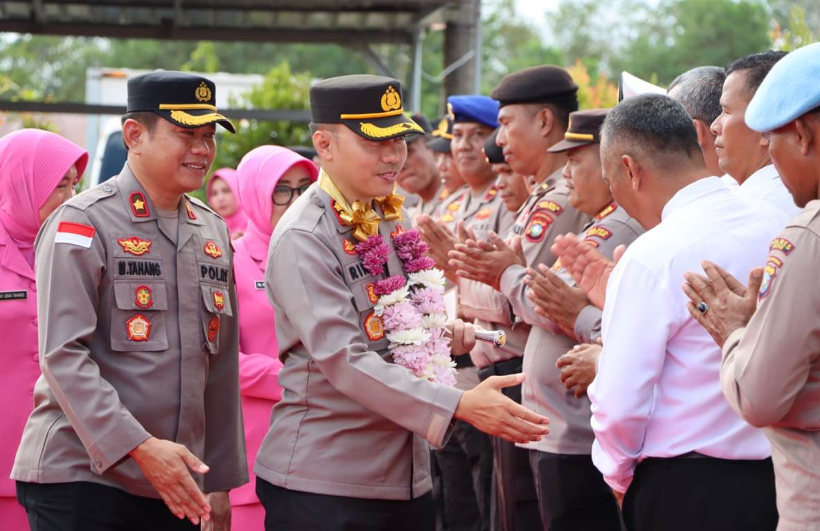 Kapolres baru AKBP Riky Ismoyo di sambut dengan pedang Pora dan Pengalungan bunga, di Polres Bintan.