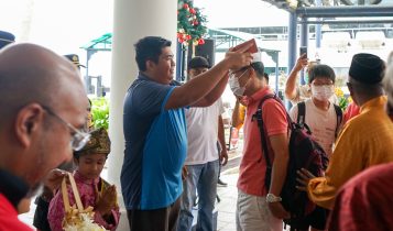 Pasangan wisatawan suami istri asal Jepang dan Australia, menjadi wisatawan mancanegara (wisman) perdana yang datang dan mengunjungi Bintan tahun 2023.(Foto: Hasura)