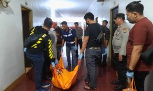 Polsek Tanjungpinang Kota Bersama tim identifikasi melakukan olah TKP dan mengevakuasi korban ke RS RT (Foto: Roland)