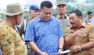 Sekretaris Daerah (Sekda) Kabupaten Bintan, Ronny Kartika saat meninjau lokasi peringatan Hari BUMDes nasional di eks MTQ Kecamatan Gunung Kijang, Senin (30/1/2023). (Foto: Hasura)