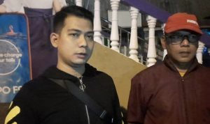 Kapolsek Tanjungpinang Kota, AKP. Sandy Pratama Putra ( kiri) didampingi Kanit Reskrim Ipda Oni Chandra di depan Hotel Tanjungpinang. (Foto: Roland)