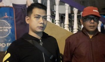 Kapolsek Tanjungpinang Kota, AKP. Sandy Pratama Putra ( kiri) didampingi Kanit Reskrim Ipda Oni Chandra di depan Hotel Tanjungpinang. (Foto: Roland)