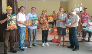 Anggota Komisi V DPR RI, Cen Sui Lan menyerahkan bantuan sembako kepada warga di Panti Jompo Yayasan Bhakti Sasana Kijang. (Foto: Istimewa)