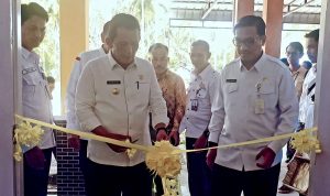 Gubernur Provinsi Kepri Ansar Ahmad meresmikan sarana prasarana pendidikan di SMAN 1 Bunguran Timur Laut Kabupaten Natuna, Rabu (11/1/2023). (Foto: Humas-Kepri).