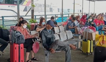 Sejumlah penumpang menunggu jadwal keberangkatan Kapal di Pelabuhan Sri Bintan Pura Tanjungpinang, Senin (23-1-2023) (Foto-Roland)