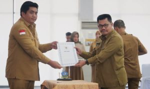 Bupati Bintan Roby Kurniawan saat menyerahkan DPA-APBD 2023 kepada Kepala Dinas Pendidikan Tamsir di Bintan (Foto: Hasura)