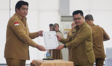 Serahkan DPA APBD 2023 Bupati Roby OPD Harus Gerak Cepat Laksanakan Kegiatan Bupati Bintan Roby Kurniawan saat menyerahkan DPA-APBD 2023 kepada Kepala Dinas Pendidikan Tamsir di Bintan (Foto: Hasura)