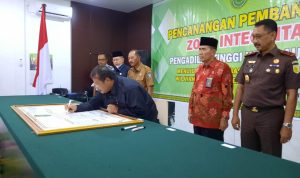 Ketua Pengadilan Tinggi Kepulauan Riau, Erwin Mangatas bersama FKPD Penandatangan Fakta integritas Wilayah Bebas Korupsi (WBK) dan Wilayah Birokrasi Bersih Melayani (WBBM).