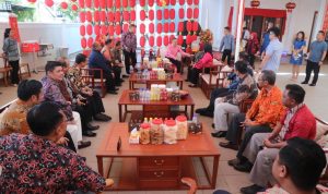Wali Kota Tanjungpinang, Rahma bersama sejumlah kepala dinas berkunjung dan bersilaturahmi ke kediaman Bandi, salah sat tokoh masyarakat Tionghoa di Tanjungpinang dalam rangka memeriahkan tahun baru Imlek 2574, Minggu (22/01/2023). (Foto:humas-Pemko Tanjungpinang)