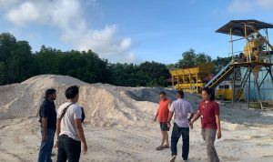 Anggota Reskrim Polres Bintan mendatangi dan melakukan pemeriksaan perusahaan Ready Mix PT.DKC dan CV.TV di Bintan atas pengunaan bahan baku Pasirnya