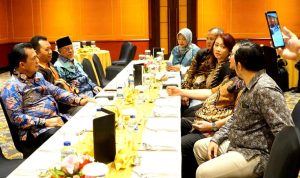 Gubernur Kepri Ansar Ahmad (kiri) saat menjadi pembicara dalam Dialog Forum Daerah Kepulauan Tahun 2023 di Hotel Borobudur, Jakarta, Selasa (31/1/2023). (Foto: Diskominfo Kepri)