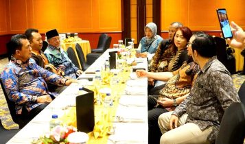 Gubernur Kepri Ansar Ahmad (kiri) saat menjadi pembicara dalam Dialog Forum Daerah Kepulauan Tahun 2023 di Hotel Borobudur, Jakarta, Selasa (31/1/2023). (Foto: Diskominfo Kepri)