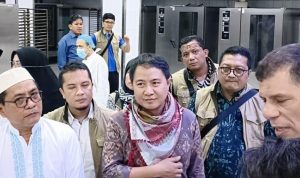 Dirjen PHU Hilman Latif (sorban merah) tinjau kesiapan dapur katering di Jeddah (Foto: Humas Kemenag)