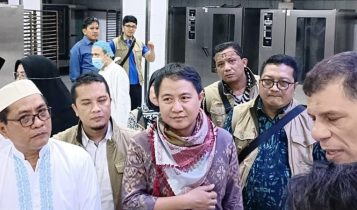 Arab Saudi Terbitkan Visa Transit untuk Traveler Bisa Umrah dan Ziarah ke Madinah Dirjen PHU Hilman Latif (sorban merah) tinjau kesiapan dapur katering di Jeddah (Foto: Humas Kemenag)