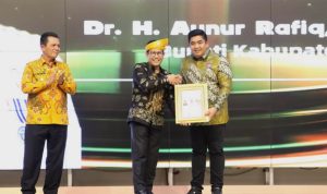 Bupati Bintan, Roby Kurniawan menerima penghargaan Lencana Bakti Desa Pertama dari Kemendes PDTT RI. (Foto: Presmedia/Hasura)