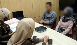 Dua terdakwa asusila dugaan Zinah, Sc dan An didampingi kuasa hukumnya diperiksa Jaksa pada penyerahan tahap II di Kejari Tanjungpinang