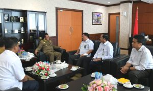 Gubernur Ansar saat menerima rombongan Kepala BPJN Kepri, Stenley CH Tuapattinaja di Gedung Graha Kepri Batam, Senin (6-2-2023). (Foto-Diskominfo Kepri)