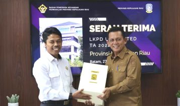 Gubernur Kepri Ansar Ahmad menyerahkan LKPD Pemprov Kepri tahun 2022 ke BPK Perwakilan Kepri di kantor BPK Perwakilan Kepri, Batam, Senin (27/2/2023). (Foto: Diskominfo Kepri)