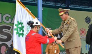 Gubernur Kepri Ansar Ahmad saat menjadi pembina pada apel Kegiatan Bulan Keselamatan dan Kesehatan Kerja (K3) Nasional Tahun 2023 Provinsi Kepri di Cipta Grand City Tanjung Uncang, Kota Batam, Senin (6/2/2023). (Foto: Humas-Kepri)