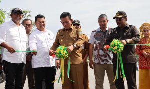 Gubernur Kepulauan Riau (Kepri), Ansar Ahmad dan Bupati Karimun Aunur Rofiq meresmikan Jalan Pantai Indah Tanjung Melolo Kabupaten Karimun