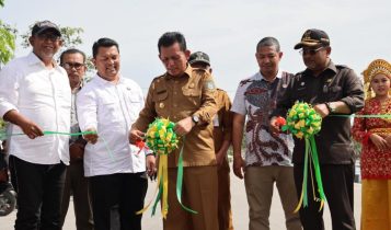 Gubernur Kepulauan Riau (Kepri), Ansar Ahmad dan Bupati Karimun Aunur Rofiq meresmikan Jalan Pantai Indah Tanjung Melolo Kabupaten Karimun