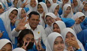 Foto: Gubernur Kepri Ansar Ahmad saat berkunjung ke SMK Ibnu Sina, Batam, Jumat (10/2/2023). (Foto: Diskominfo Kepri)