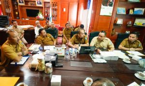 Sekdaprov Kepri memimpin rapat Pembahasan Pendanaan Pemilu dan Pilkada 2024 di Kantor Gubernur Kepri, Dompak, Senin (13/2/2023). (Foto:Humas-Kepri)