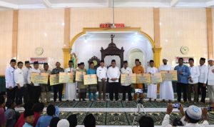 Gubernur Ansar didampingi Wakil Bupati Natuna Rodhial Huda juga menyerahkan bantuan 9 rumah ibadah senilai Rp 426 juta di Sedanau Kecamatan Bunguran Barat, (foto: Humas-Kepri)