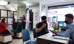 Warga Tanjungpinang saat pembuatan paspor di imigrasi Tanjungpinang Senin (6/2/2023) (Foto: Presmedia/Roland)
