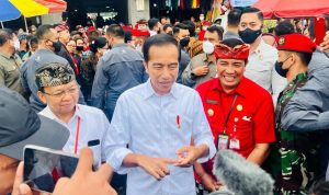 Presiden Jokowi memberi tanggapan tentang usulan penghapusan jabatan Gubernur saat ditanya wartawan di Pasar Baturiti Tabanan, Bali, Kamis (02-02-2023). (Foto: BPMI Setpres)