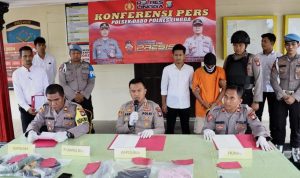 Kapolres Lingga AKBP.Fadli Agus, saat menggelar Konferensi pers kasus kekerasan, pencurian, dan pencabulan anak dibawah umur yang dilakukan tersangka Yl, (Foto: Aulia)