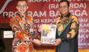 Kepri Urutan ke-4 Angka Stunting Terendah Nasional BKKBN menyerahkan Dana Alokasi Khusus dan Bantuan Operasional Keluarga Berencana kepada seluruh Kabupaten dan Kota di Provinsi Kepri. (Foto: Diskominfo Kepri)