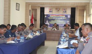 Kapolres Bintan AKBP Riky Iswoyo menekankan sejumlah hal pada personilnya pada latihan Pra Operasi Keselamatan Seligi 2023 di Mapolres Bintan Senin, (6/2/2023) (Foto: Presmedia/humas-Polres Bintan)