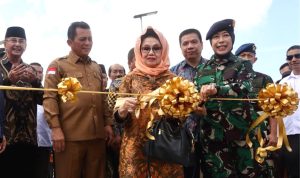 Mantan Anggota DPD-RI an Aid Ismet yang juga Isteri dari mantan Gubernur Kepri Ismeth Abdulah saat didaulat meresmiaan Integrasi Jalan pelantas I dan II Tanjungpinang oleg Guabernur Ansar Ahmad