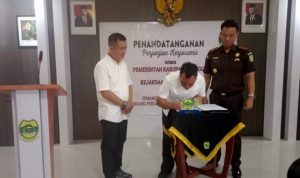Penandatanganan MoU itu berlangsung di Ruang Pertemuan Kejari, Dabo Singkep, Rabu (2222023). (Foto Aulia)