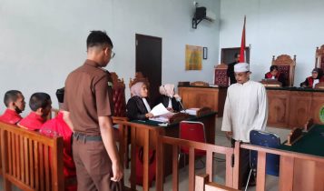 Roby Kurniawan Disidang Di PN Karena Mencuri Di Rumah Tetangga Terdakwa Robby Kurniawan, Honorer di Pemerintah Kota Tanjungpinang digiring ke sel usai persidangan di PN Tanjungpinang (Foto: Presmedia/Roland)