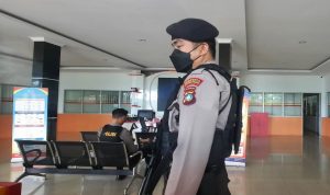 Anggota Kepolisian dari Polresta Tanjungpinang saat melakukan pengamanan penggeledehan yang dilakukan penyidik KPK di Kantor BP.Kawasan Bintan Wilayah kota Tanjungpinang, Selasa (28/3/2023) (Foto:Roland)