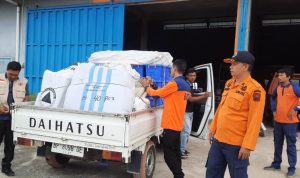 BPBD Kepri saat melakukan pengepakan untuk pengiriman bantuan dari Tanjungpinang ke Korban Longsor Serasan Natuna (Foto Roland)