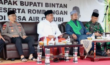 Bupati Bintan Roby Kurniawan bersama FKPD dan OPD Bintan melaksanakan Safari Ramadan di Desa Air Gelubi Kecamatan Bintan Pesisir Kamis 2932023. Foto Hasura Bupati Bintan Roby Kurniawan bersama FKPD dan OPD Bintan melaksanakan Safari Ramadan di Desa Air Gelubi Kecamatan Bintan Pesisir, Kamis (29/3/2023). (Foto: Hasura)